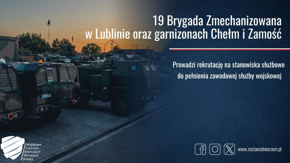 Na zdjęciu widoczne są wojskowe pojazdy opancerzone zaparkowane na placu o zmierzchu. Po prawej stronie znajduje się informacja o rekrutacji do 19 Brygady Zmechanizowanej w Lublinie oraz garnizonów Chełm i Zamość. Tekst zachęca do podjęcia zawodowej służby wojskowej. W lewym dolnym rogu widnieje logo Wojskowego Centrum Rekrutacji Warszawa Ochota.
